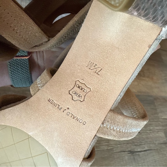 Donald J. Pliner Women's Tan Sandals - Picture 7 of 9